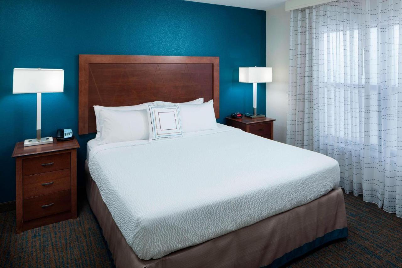 1 Bedroom 2 room Suite 1 King Sofa bed