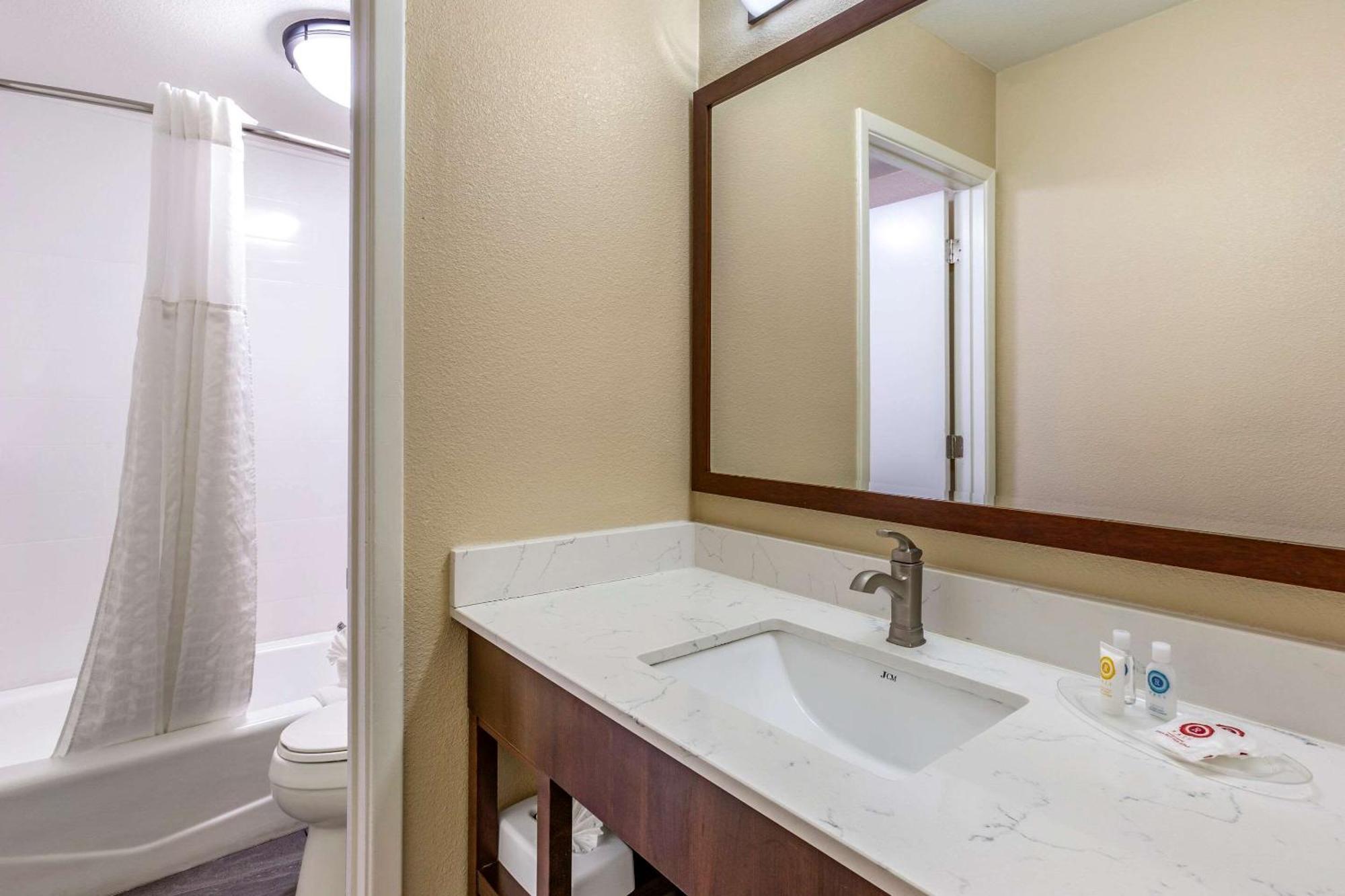 Queen Room - Accessible/Non-Smoking,1697868463:JPEG