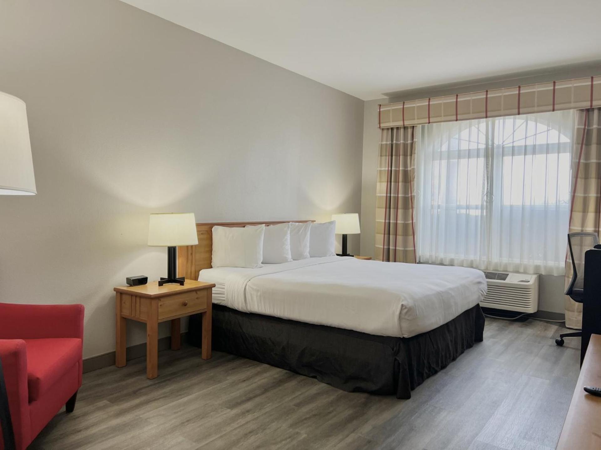 King Room with Roll-in Shower - Disability Access/Non-Smoking