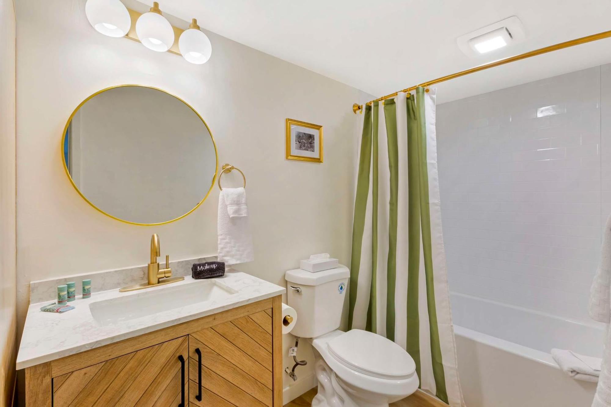 King Room with Kitchenette and Wet Bar - Non-Smoking