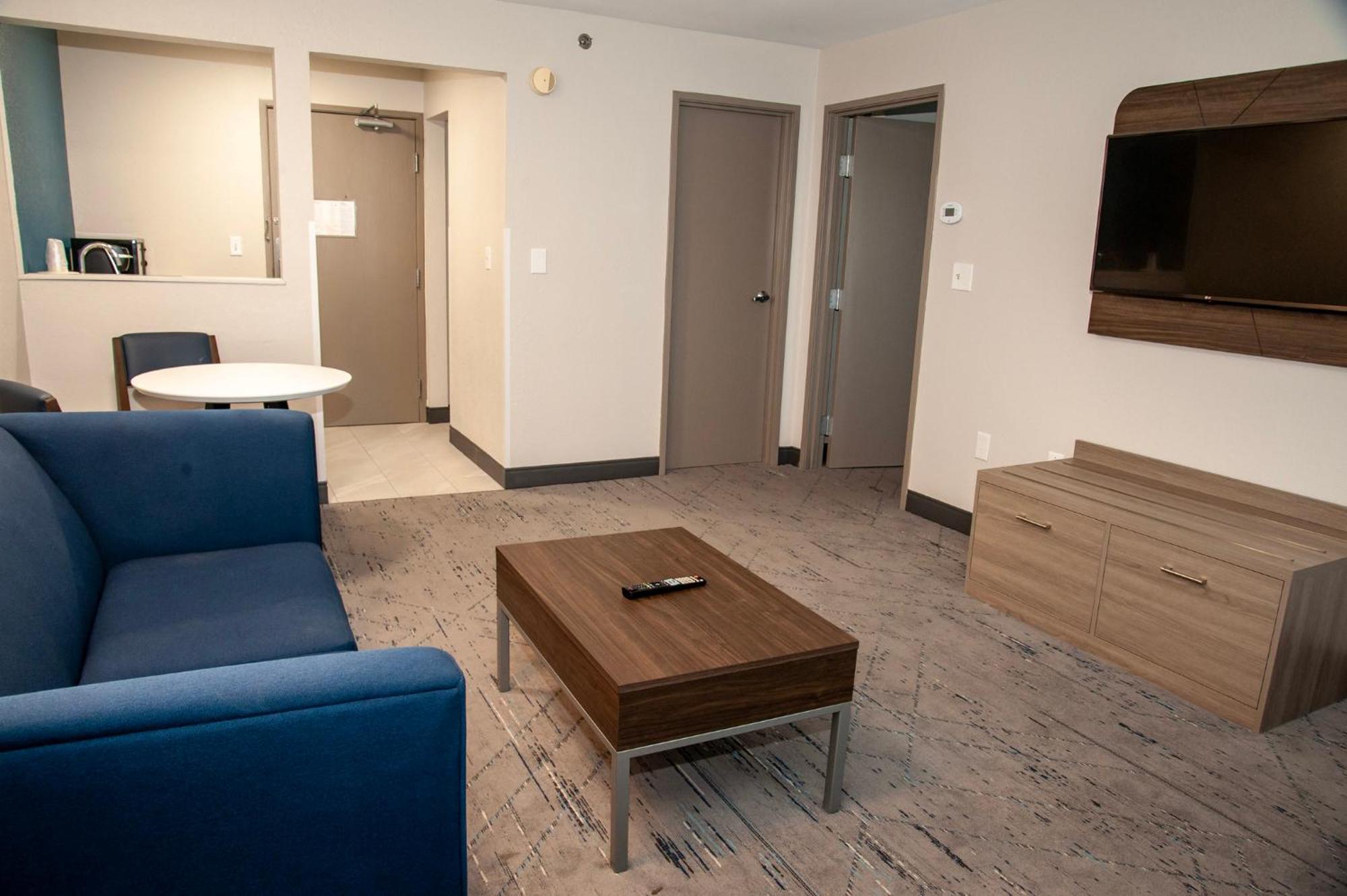 One Bedroom King Suite with Sofa Bed - Non-Smoking,1681740049:JPEG