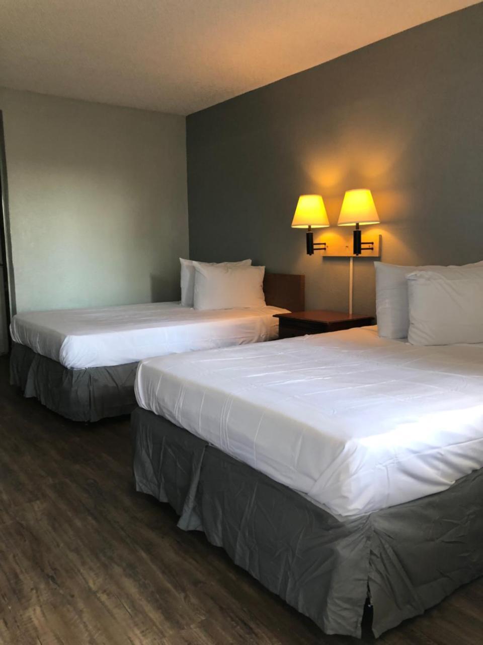 Deluxe Room with Full and Twin Bed