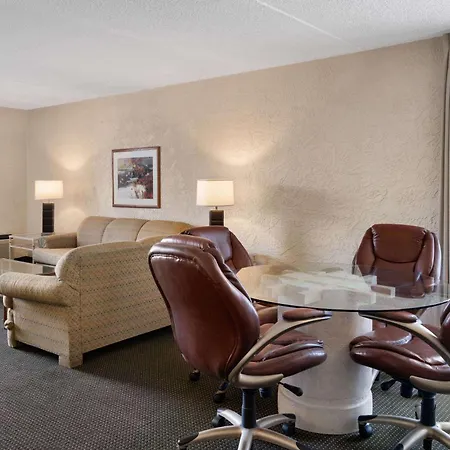 Ramada By Wyndham Tucson-3